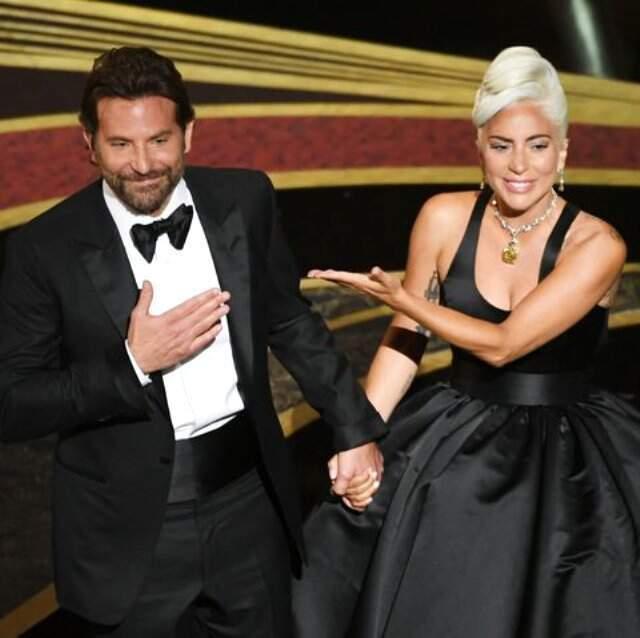 Lady Gaga, Bradley Cooper'ı soran hayranlarına sahnede küfür etti