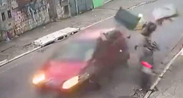 Mucize kurtuluş! Otomobille kafa kafaya çarpışan motosikletin kaza anı kamerada Mucize kurtuluş! Otomobille kafa kafaya çarpışan motosikletin kaza anı kamerada