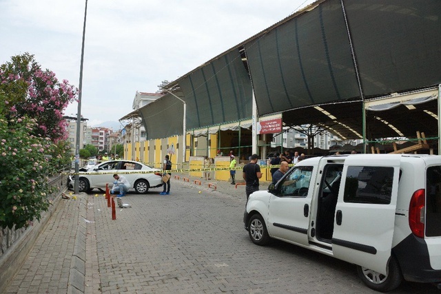 Omuzuna falçata saplayan babasını arabayla sürükledi!