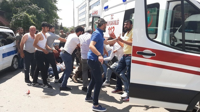 Adliye çıkışında davalık olan iki grup arasındaki bıçaklı sopalı kavga kamerada