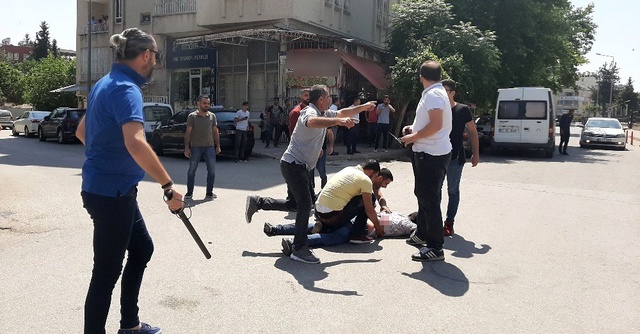 Adliye çıkışında davalık olan iki grup arasındaki bıçaklı sopalı kavga kamerada
