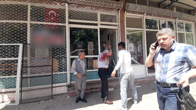 Adliye çıkışında davalık olan iki grup arasındaki bıçaklı sopalı kavga kamerada