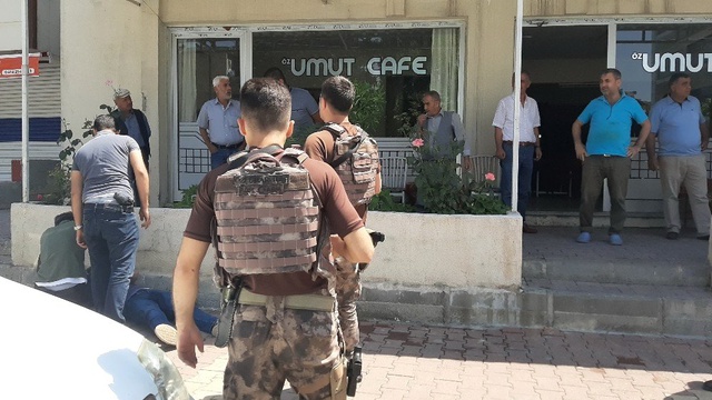 Adliye çıkışında davalık olan iki grup arasındaki bıçaklı sopalı kavga kamerada