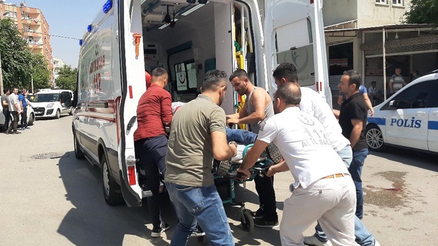 Adliye çıkışında davalık olan iki grup arasındaki bıçaklı sopalı kavga kamerada