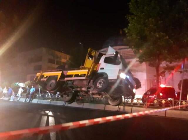 Bayrak asma çalışması yapan vinç yan yatarak devrildi Bayrak asma çalışması yapan vinç yan yatarak devrildi