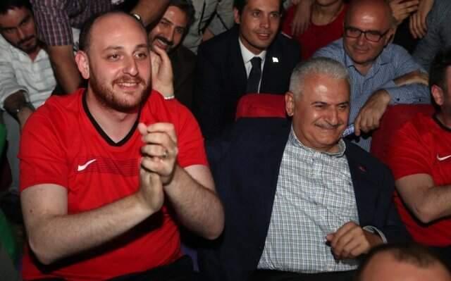 Binali Yıldırım, Türkiye-İzlanda maçını gençlerle birlikte izledi