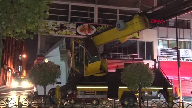 Bayrak asma çalışması yapan vinç yan yatarak devrildi