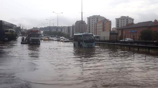 İstanbul'da E-5 göle döndü, iki ilçe sular altında kaldı