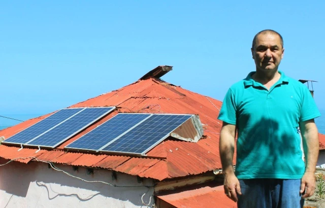 Evine kurduğu güneş panelleri sayesinde hem fatura ödemiyor hem de para kazanıyor