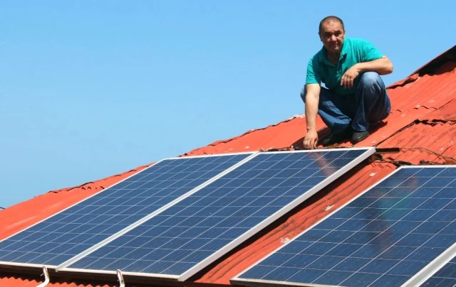 Evine kurduğu güneş panelleri sayesinde hem fatura ödemiyor hem de para kazanıyor