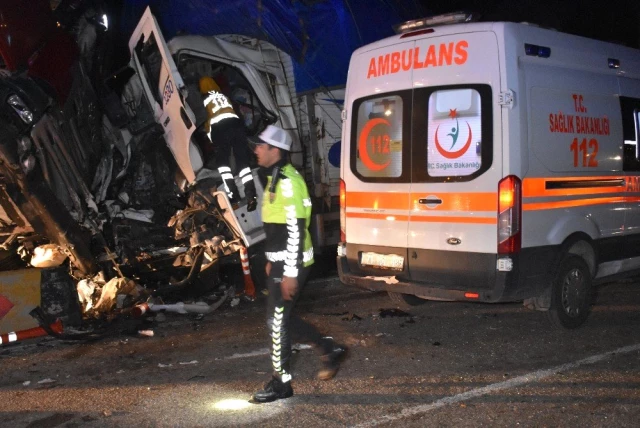 Korkunç kaza! Seyir halindeki TIR, kamyon ve minibüs çarpıştı: 2 ölü, 17 yaralı