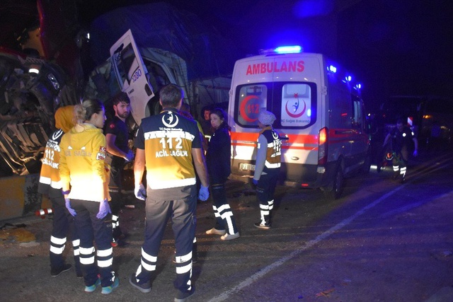 Korkunç kaza! Seyir halindeki TIR, kamyon ve minibüs çarpıştı: 2 ölü, 17 yaralı