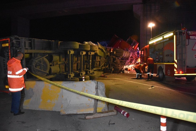 Korkunç kaza! Seyir halindeki TIR, kamyon ve minibüs çarpıştı: 2 ölü, 17 yaralı