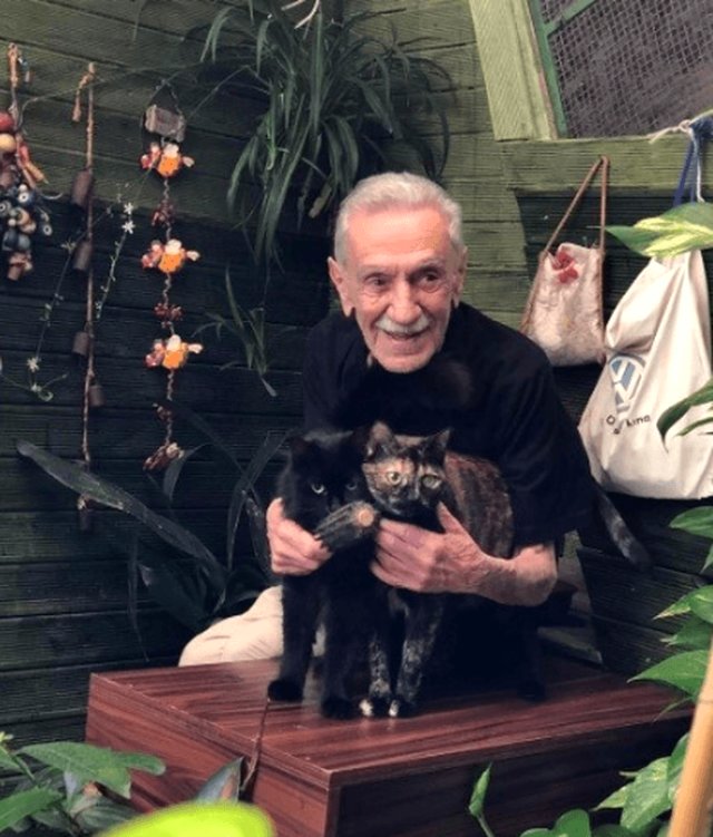 Usta oyuncu Aydemir Akbaş, kedileri için masraftan kaçmadı!