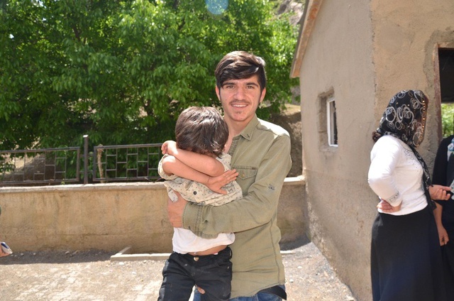 Minik Muhammet ablasını gelinlikle görünce, gelin arabasını taş yağmuruna tutup intihara kalkıştı