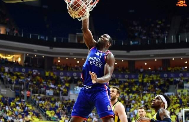 Anadolu Efes, Fenerbahçe Beko'yu 74-57 mağlup etti!