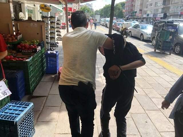 Cinsel içerikli kartları sokaklara atan genç polisten kaçamadı