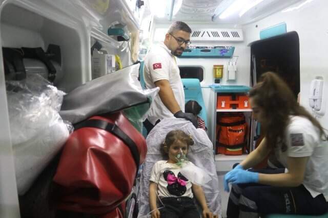 Korku dolu anlar! Yangında, balkona sığınan anne ve çocuklar canlarını zor kurtardı