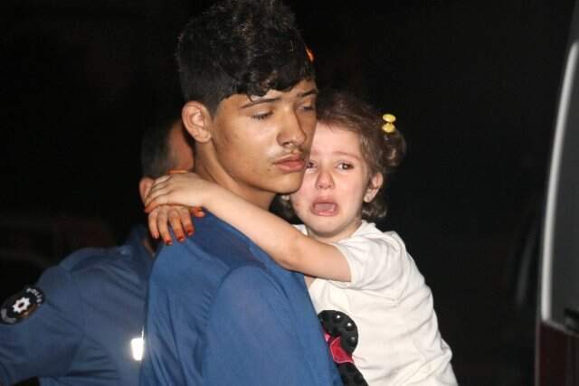 Korku dolu anlar! Yangında, balkona sığınan anne ve çocuklar canlarını zor kurtardı