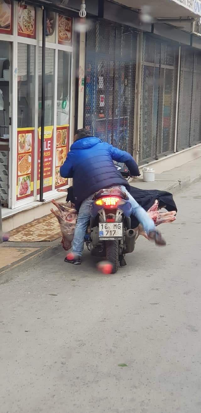 Gören şaşkına döndü! Motosikletine yüklediği ambalajsız et ile yolculuk yaptı Gören şaşkına döndü! Motosikletine yüklediği ambalajsız et ile yolculuk yaptı