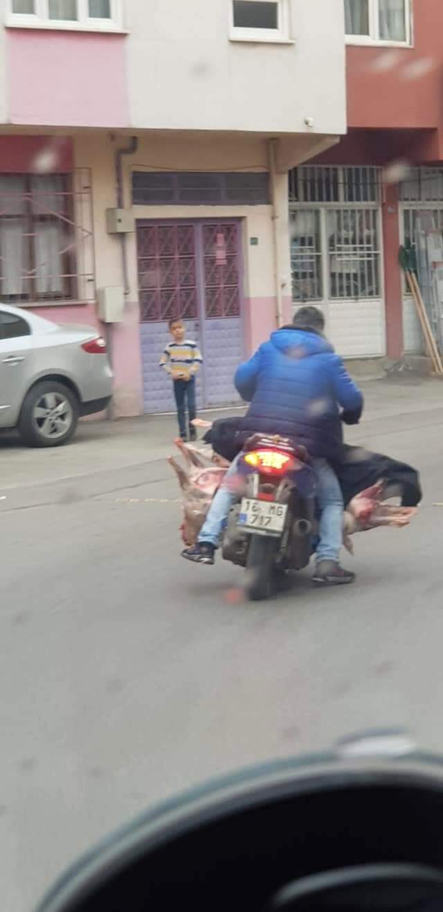 Gören şaşkına döndü! Motosikletine yüklediği ambalajsız et ile yolculuk yaptı Gören şaşkına döndü! Motosikletine yüklediği ambalajsız et ile yolculuk yaptı
