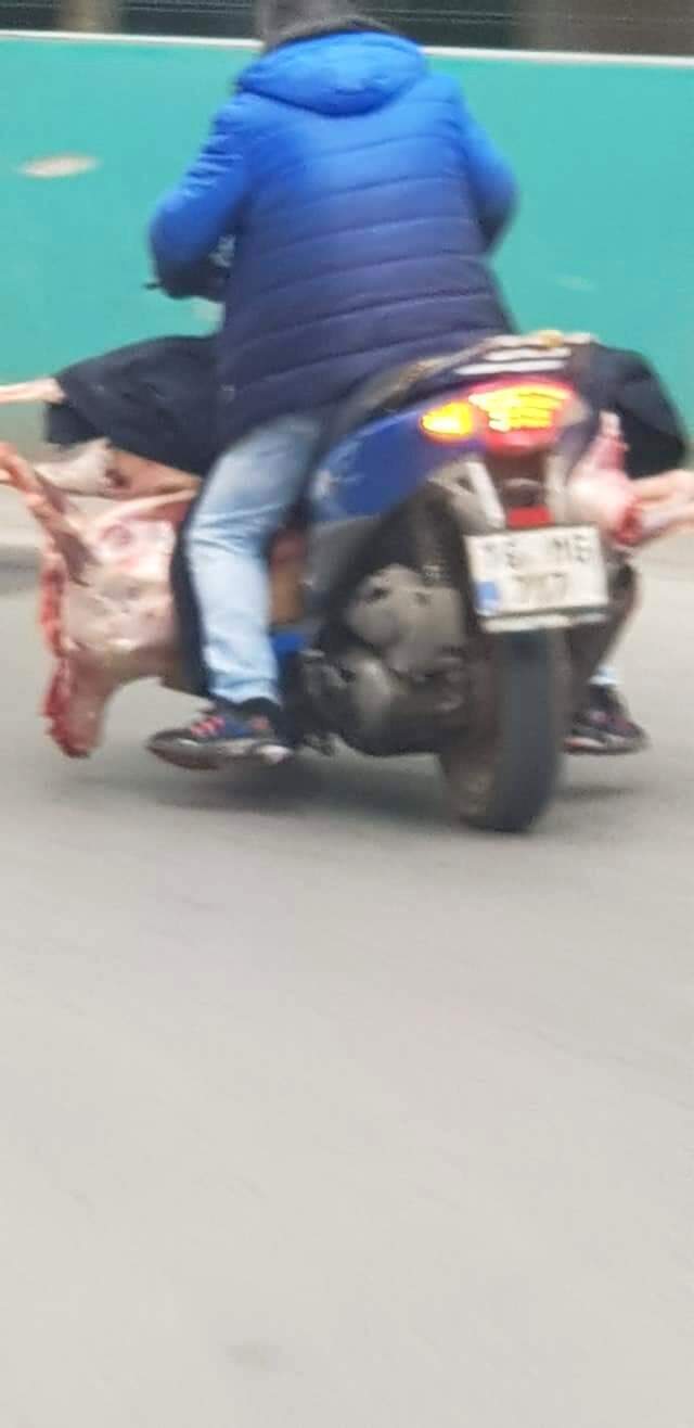 Gören şaşkına döndü! Motosikletine yüklediği ambalajsız et ile yolculuk yaptı Gören şaşkına döndü! Motosikletine yüklediği ambalajsız et ile yolculuk yaptı