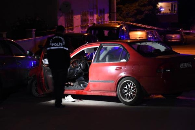Otomobiliyle dolaşmaya çıkan genç adam, silahlı saldırıya uğradı! O anlar kamerada