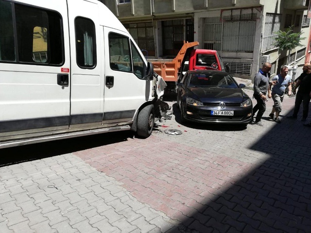 Sürücü adayı vitesi karıştırınca ortalık savaş alanına döndü