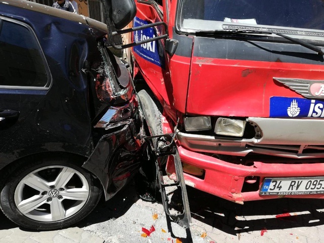 Sürücü adayı vitesi karıştırınca ortalık savaş alanına döndü