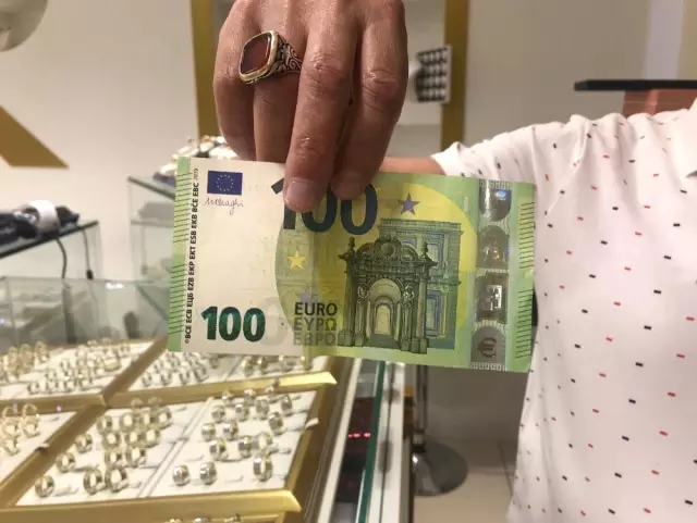 Daha küçük ve güvenli olan 100 ve 200 euroluk banknotlar piyasaya sürüldü