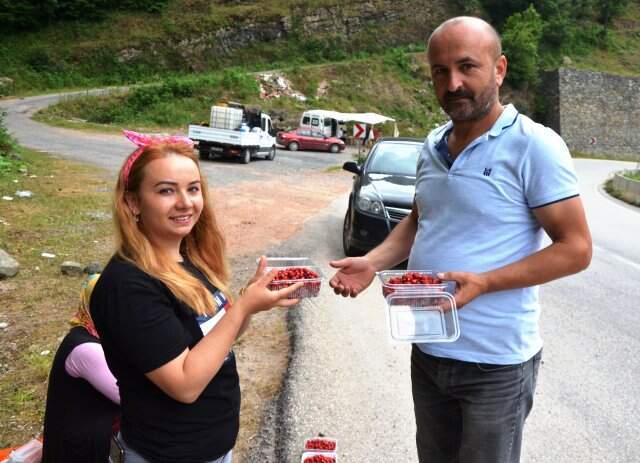 Zor şartlarda toplanan dağ çileğinin kilosu 120 liradan kapış kapış satılıyor Zor şartlarda toplanan dağ çileğinin kilosu 120 liradan kapış kapış satılıyor