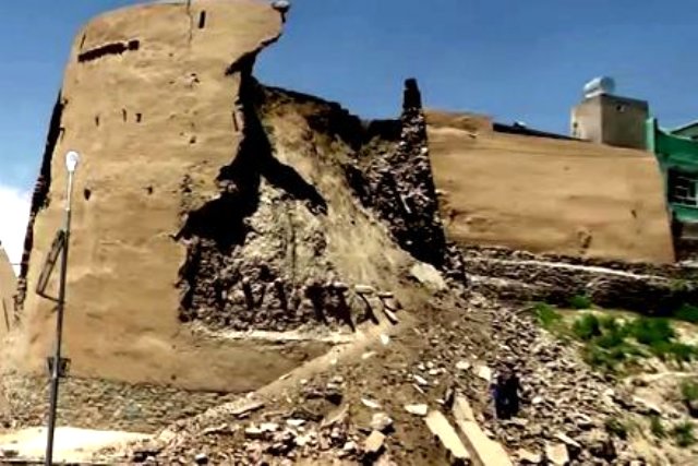 Gazneliler dönemine ait tarihi kulenin çöktüğü anlar sosyal medyada paylaşıldı
