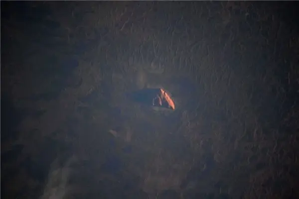 Avustralya'nın Sayılı Doğal Güzelliklerinden Uluru'nun Uzaydan Çekilen Enfes Fotoğrafı