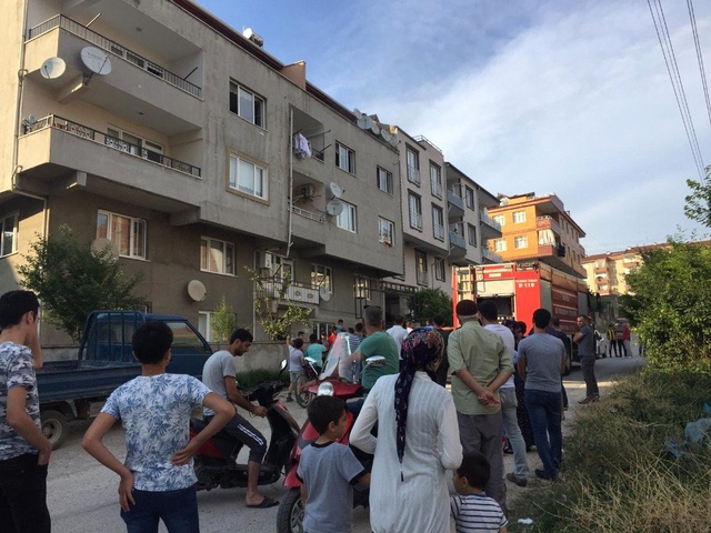 Çatı katında, bomba gibi patlayan çamaşır makinesi mahalle sakinlerini sokağa döktü