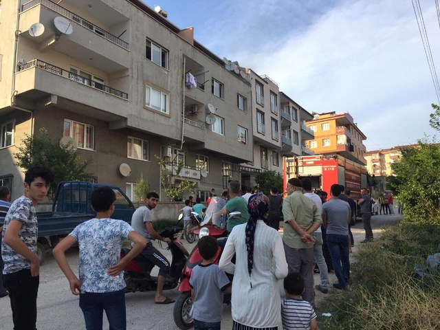 Çatı katında, bomba gibi patlayan çamaşır makinesi mahalle sakinlerini sokağa döktü