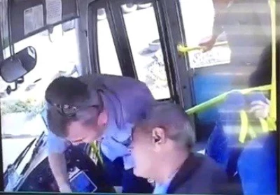 Otobüs şoförü direksiyon başında kalp krizi geçirdi, faciayı bekçi önledi