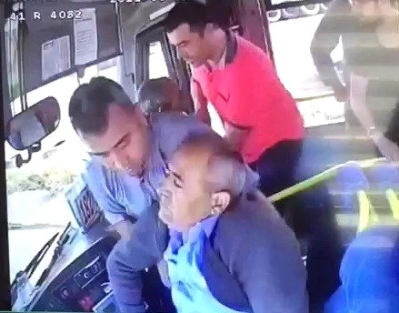Otobüs şoförü direksiyon başında kalp krizi geçirdi, faciayı bekçi önledi