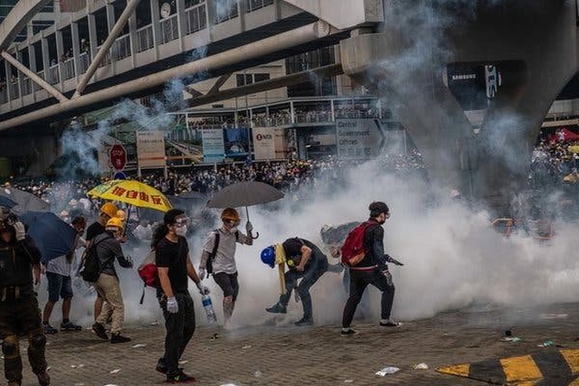 Hong Kong Hükümeti, Protestocuların İnternet Kullanımını Denetim Altına Aldı