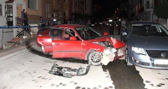 Otomobiliyle dolaşmaya çıkan genç adam, silahlı saldırıya uğradı! O anlar kamerada