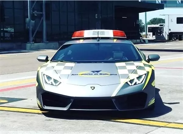 <a class='keyword-sd' href='/bologna/' title='Bologna'>Bologna</a> Havaalanında Uçaklar Lamborghini Huracán'ı Takip Ediyor