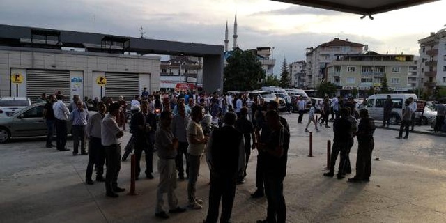 İki grup arasındaki borç-alacak kavgasında satır ve bıçak kullanıldı: 5 yaralı