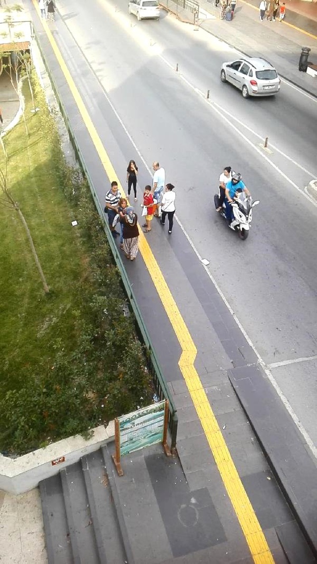 Dilenci kadın 'Bölgeme girdiniz' diyerek Suriyeli kardeşleri dövdü