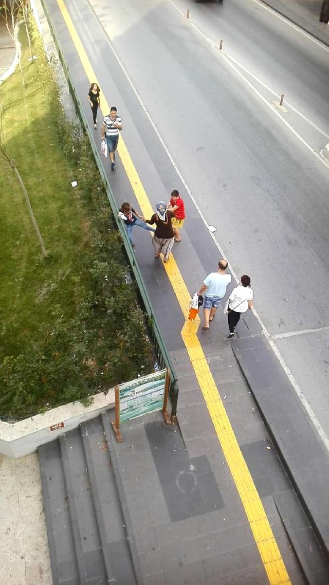 Dilenci kadın 'Bölgeme girdiniz' diyerek Suriyeli kardeşleri dövdü