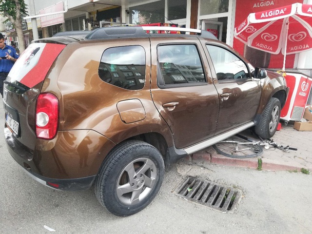 Freni boşalan cip, bisikleti altına alıp dondurma dolabına çarptı