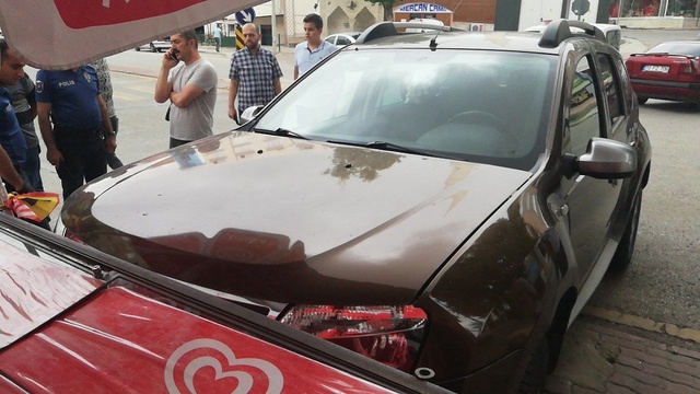 Freni boşalan cip, bisikleti altına alıp dondurma dolabına çarptı