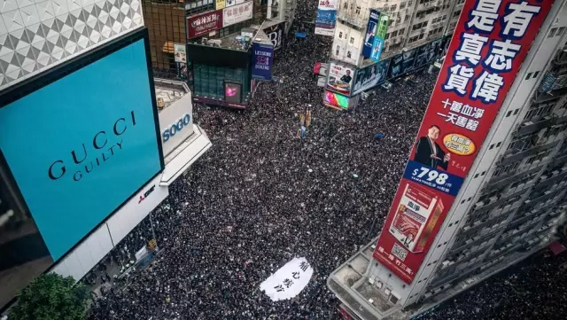 Hong Kong protestoları: Tartışmalı tasarı askıya alındı, gösteriler sürüyor