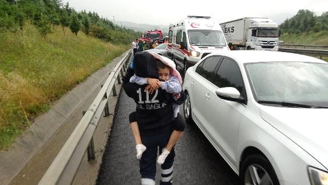 TEM'de lüks araç takla attı: 2'si çocuk 4 yaralı