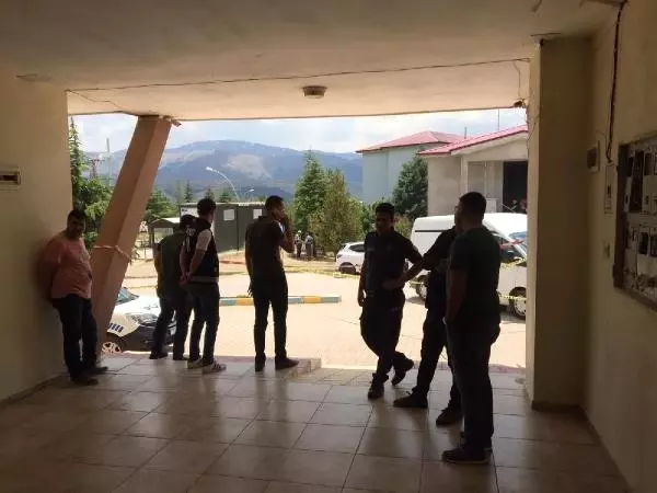 Uzman çavuş ve eşi evlerinde başlarından vurulmuş halde bulundu!
