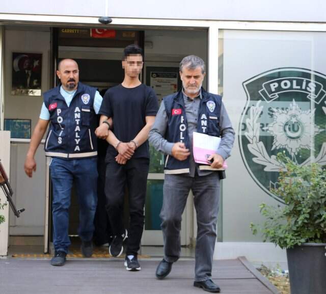 Babasını bıçaklayan genç sürekli şiddet görüyormuş Babasını, komando bıçağıyla boğazında bıçaklayan genç kendini böyle savundu
