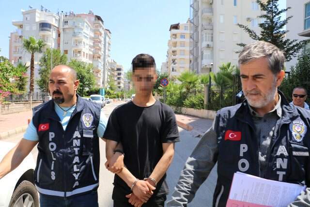 Babasını bıçaklayan genç sürekli şiddet görüyormuş Babasını, komando bıçağıyla boğazında bıçaklayan genç kendini böyle savundu